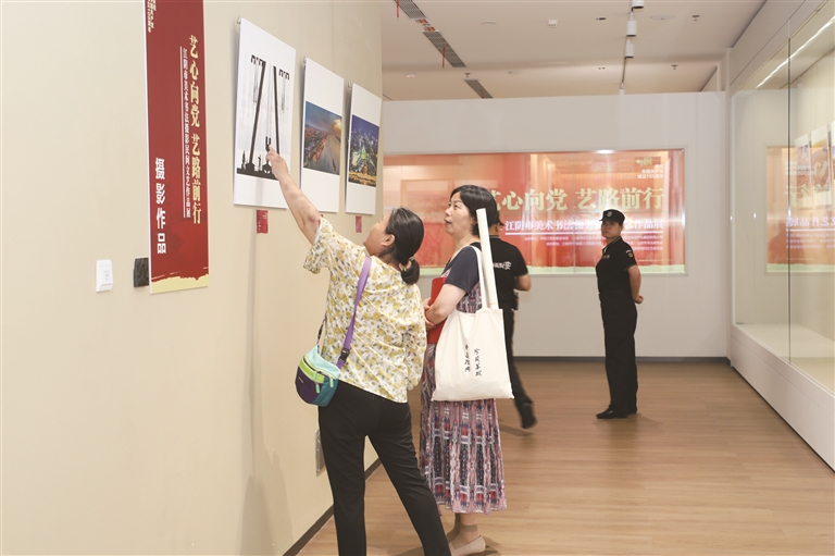 江阴市美术书法摄影民间文艺作品展开幕