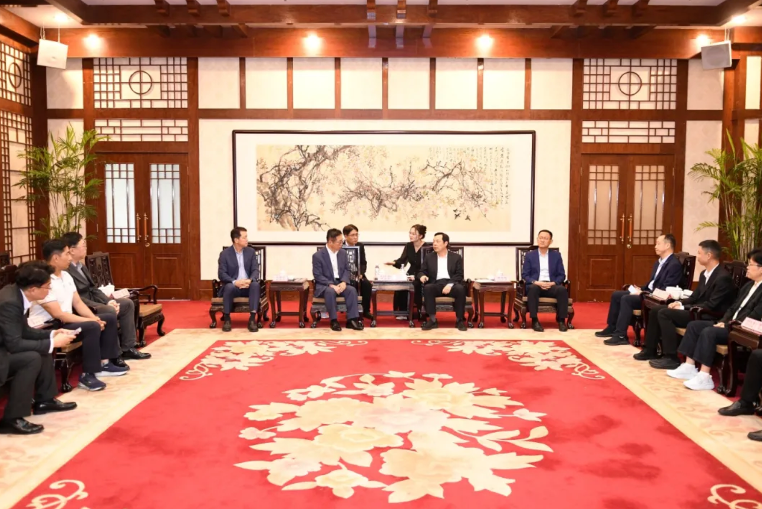 市领导会见韩国圆益IPS株式会社高层一行