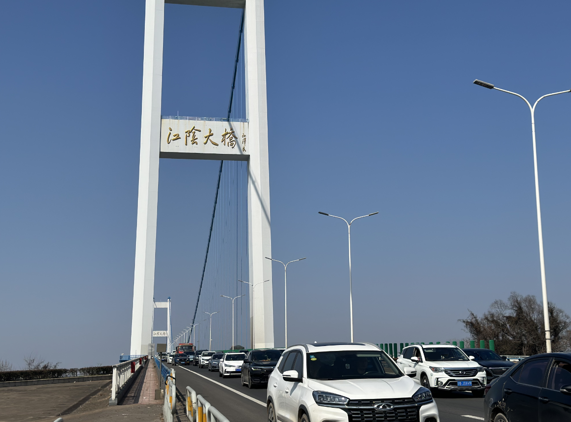 江阴大桥前方进入高速图片